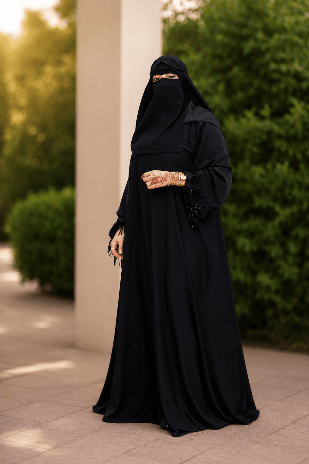 واجهة هادئة دون سحاب أو قصّات ظاهرة.
